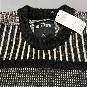 Hollister Men's Black and Cream Crewneck Sweater